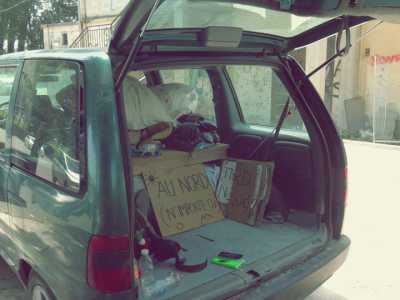 Il bagagliaio dell'auto di due ragazze francesi a bordo del quale i due ragazzi hanno viaggiato per cinque giorni